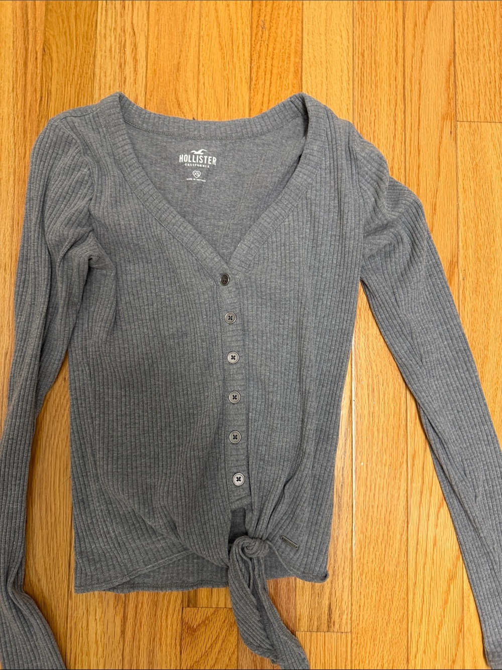 Hollister Ribbed Button-Front Long Sleeve Top in Gray XS